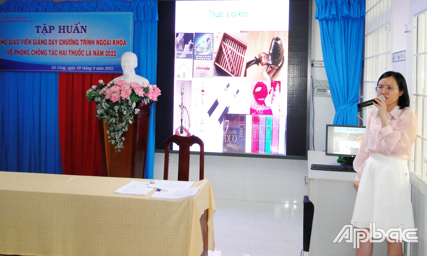 Tiến sĩ Hoàng Thị Quỳnh Diệu, Phó Giám đốc CDC, đưa ra những nội dung phòng, chống hút thuốc lá điện tử trong trường học.