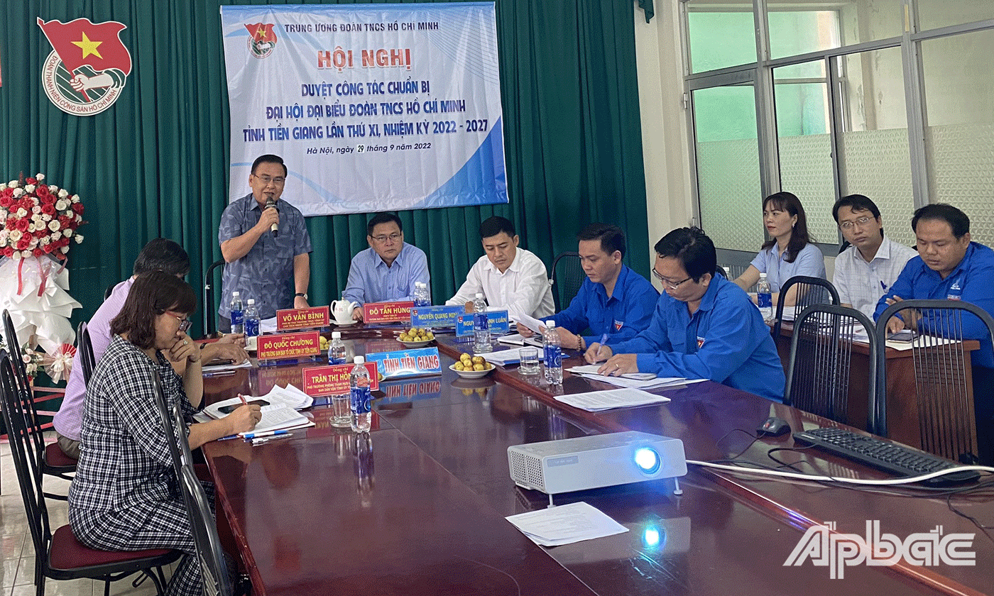 đồng chí Võ Văn Bình – Phó Bí thư Thường trực Tỉnh ủy, Chủ tịch Hội đồng nhân dân tỉnh Tiền Giang phát biểu tại Hội nghị