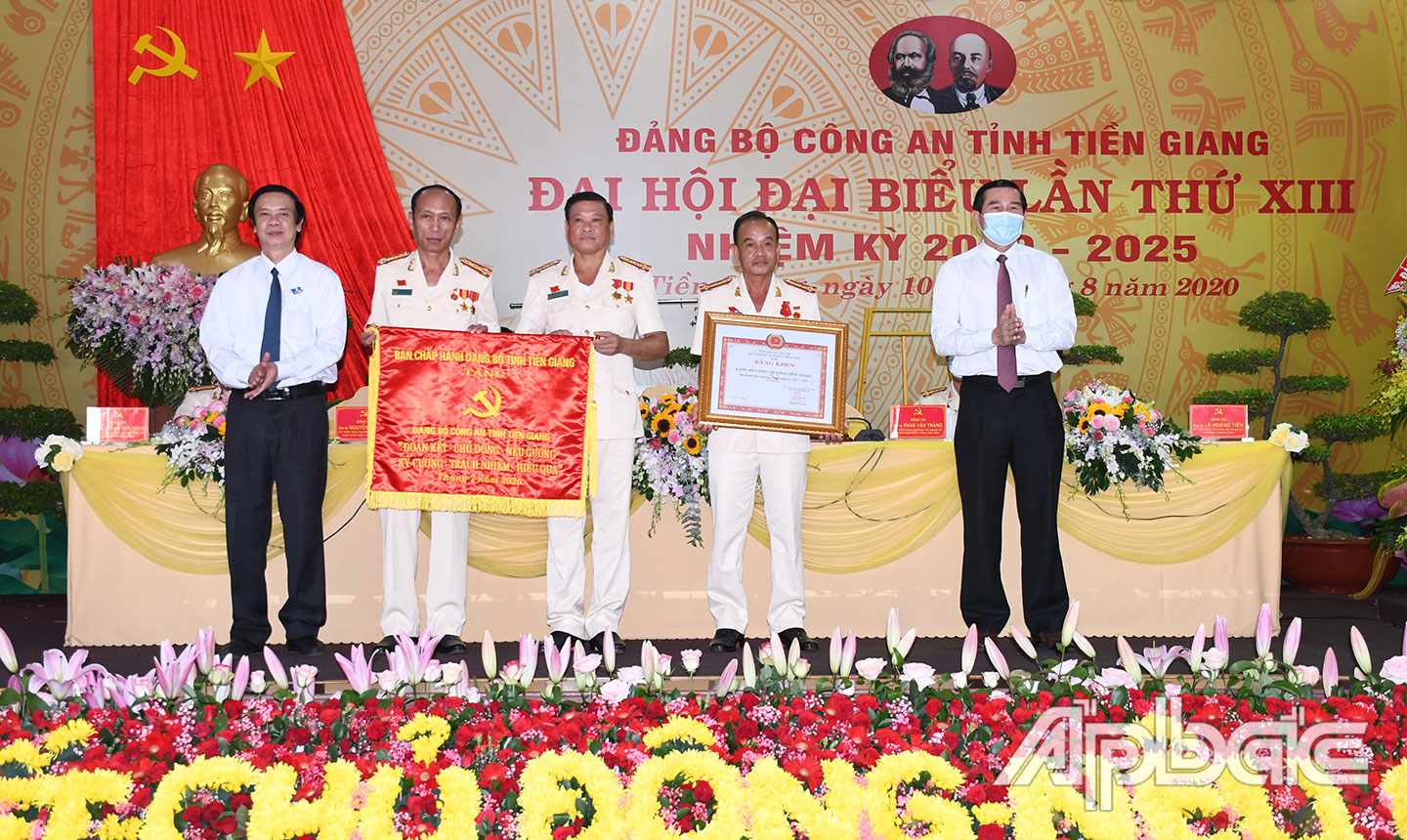 Đảng bộ Công an tỉnh Tiền Giang được Ban Chấp hành Đảng bộ tỉnh tặng Bằng khen về thành tích xuất sắc trong thực hiện Nghị quyết nhiệm kỳ 2015-2020.                            Ảnh: TRỌNG TÍN