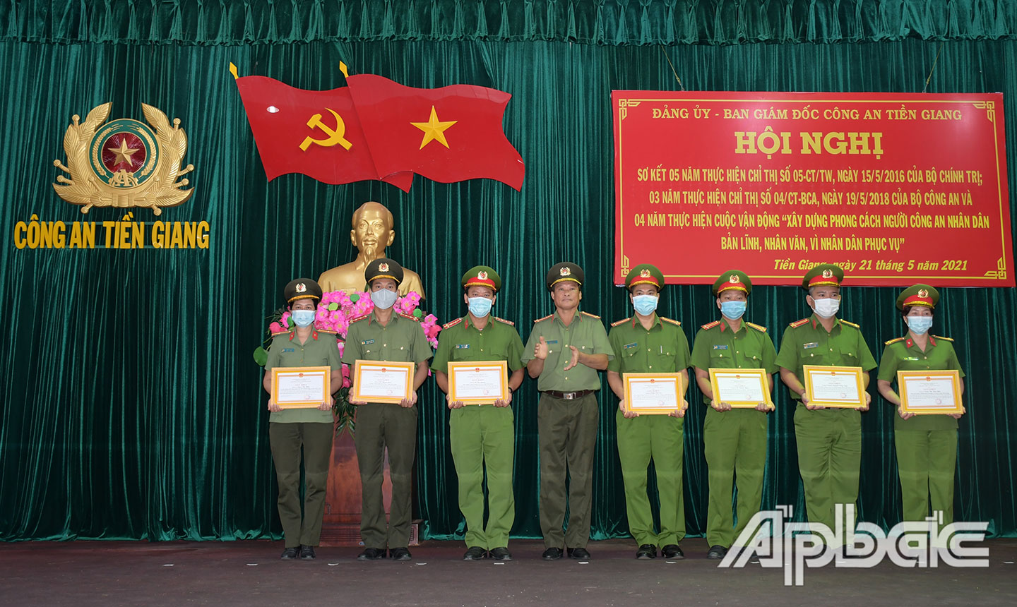 Các tập thể, cá nhân lập thành tích xuất sắc qua học tập và làm theo Bác được Công an tỉnh tặng Giấy khen.   Ảnh: THANH VIỆT
