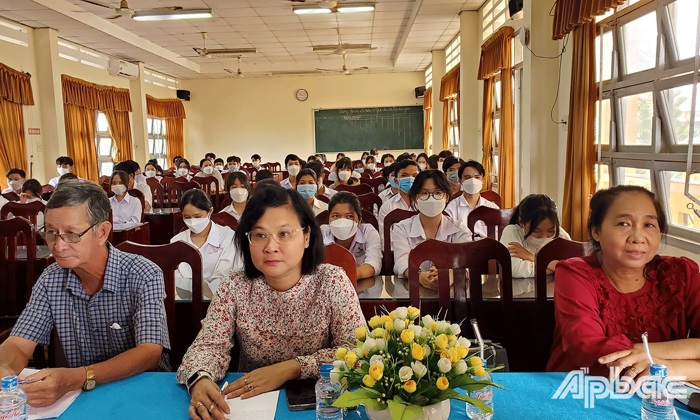 Đại biểu cùng các em học sinh tham dự lễ  trao học bổng 