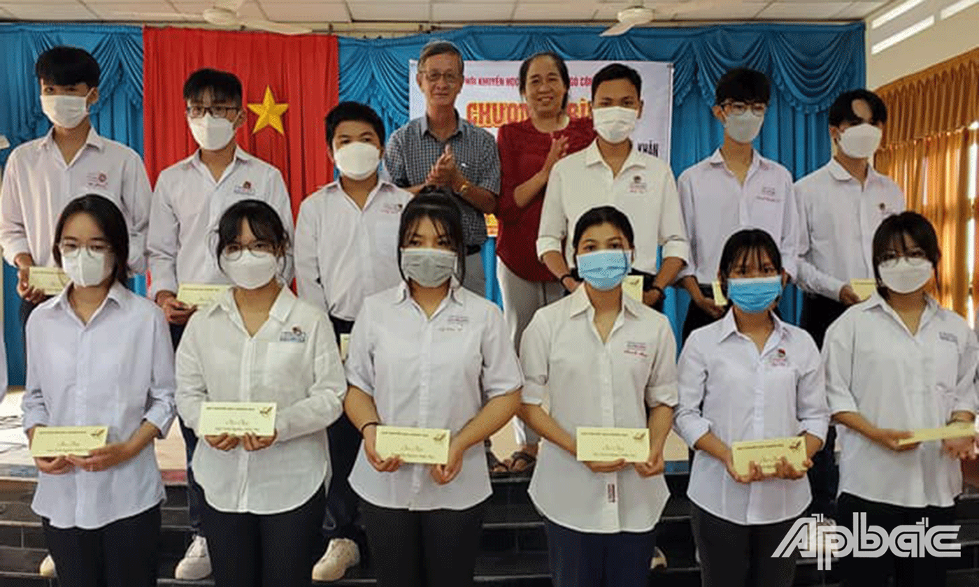 em học sinh 2 trường THPT trên địa bàn huyện, có hoàn cảnh khó khăn vươn lên học tốt,