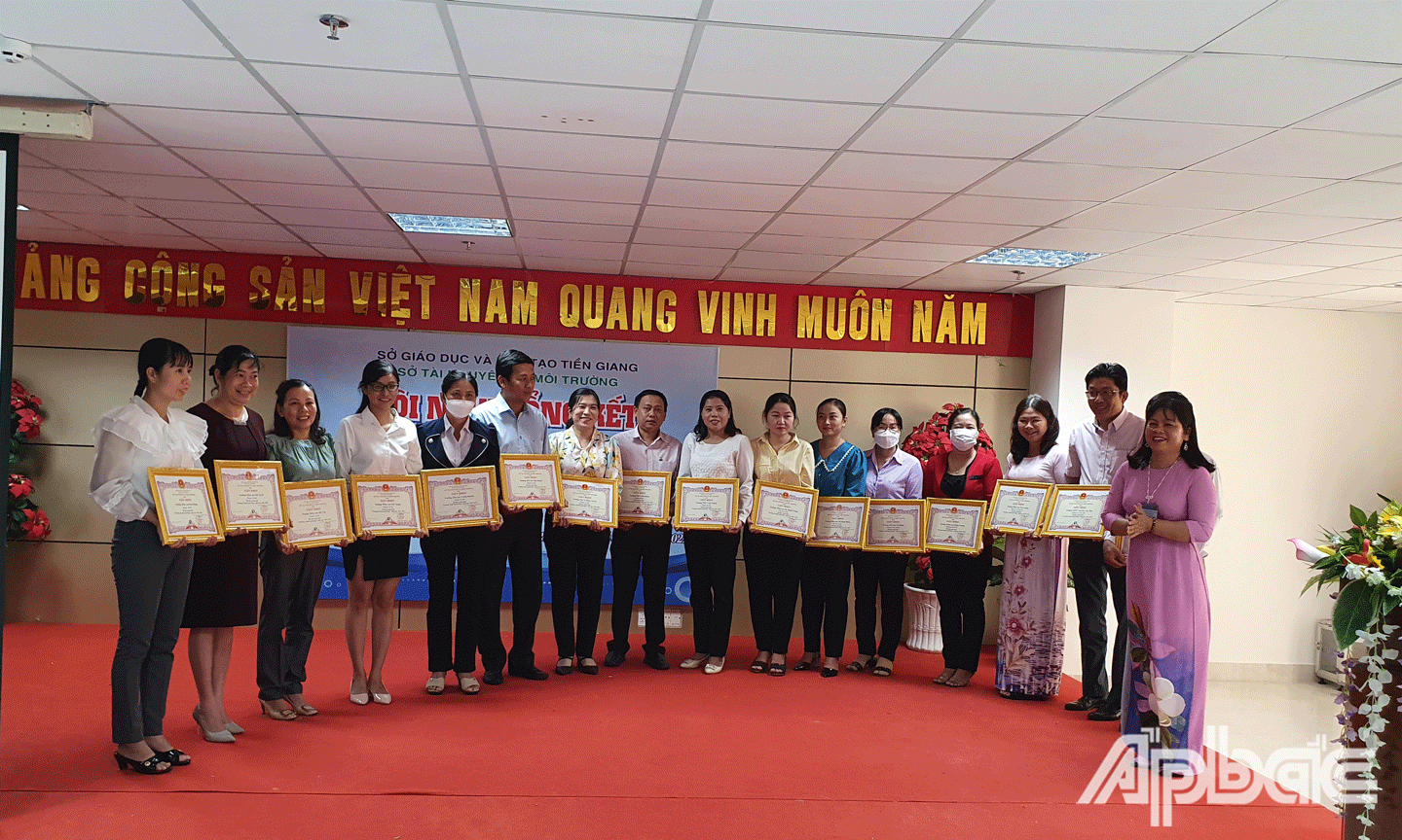 Phó Giám đốc Sở GD-ĐT Huỳnh Thị Phượng trao giấy chứng nhận trường đạt chuẩn xanh – sạch – đẹp. 