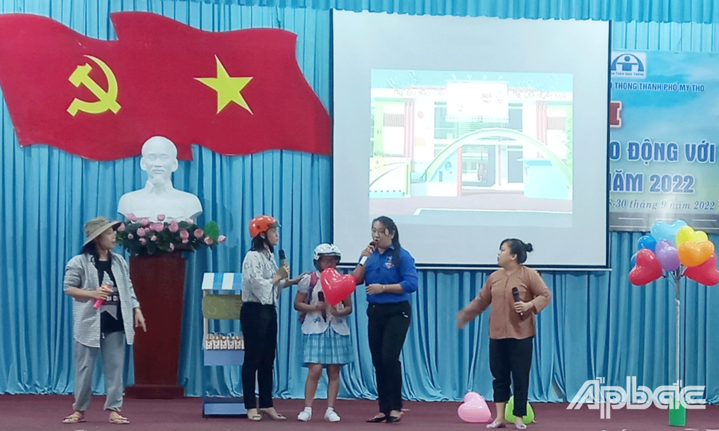 Các đội thi tham gia phần thi diễn tiểu phẩm 