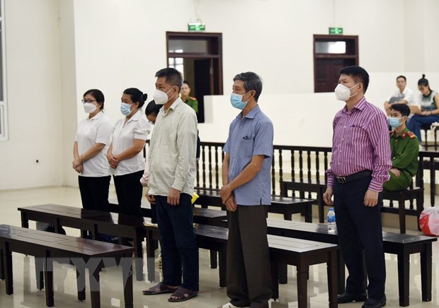 Các bị cáo nghe Toà tuyên án tại Phiên toà xét xử phúc thẩm. (Ảnh: Phạm Kiên)