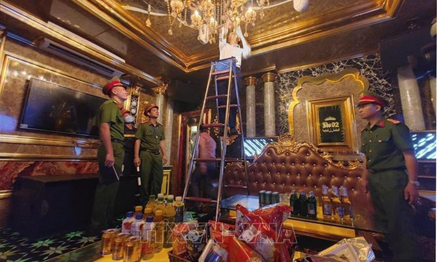 Tổng kiểm tra an toàn PCCC và CNCH đối với các cơ sở kinh doanh karaoke, quán bar, vũ trường trên địa bàn tỉnh Tuyên Quang. Ảnh: TTXVN phát