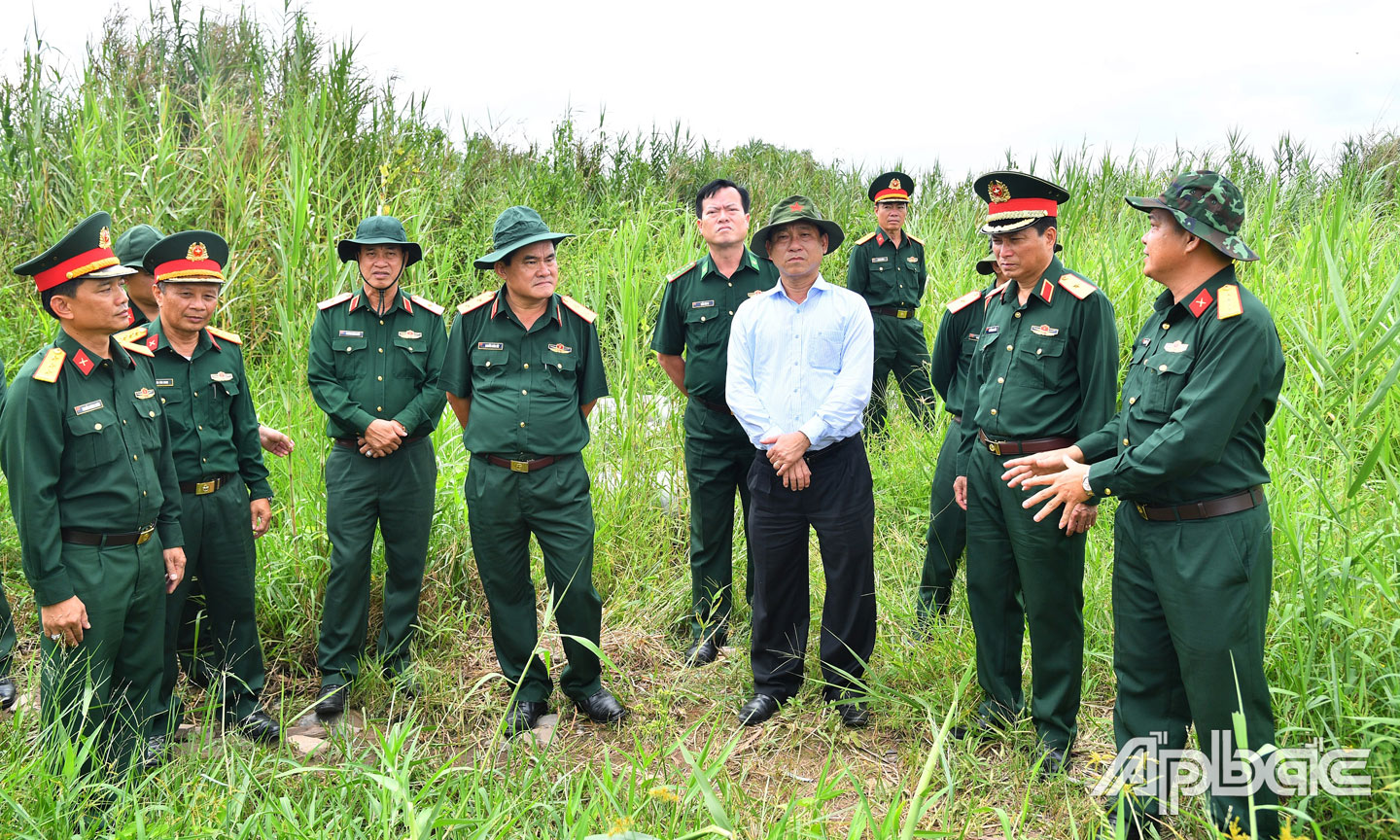 Đồng chí Nguyễn Văn Vĩnh cùng Đoàn công tác Bộ Tư lệnh Quân  khu 9 đến kiểm tra khu vực thực binh.