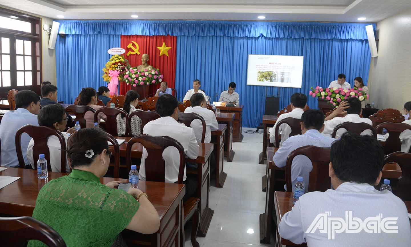 Các đại biểu làm việc tại Hội nghị.