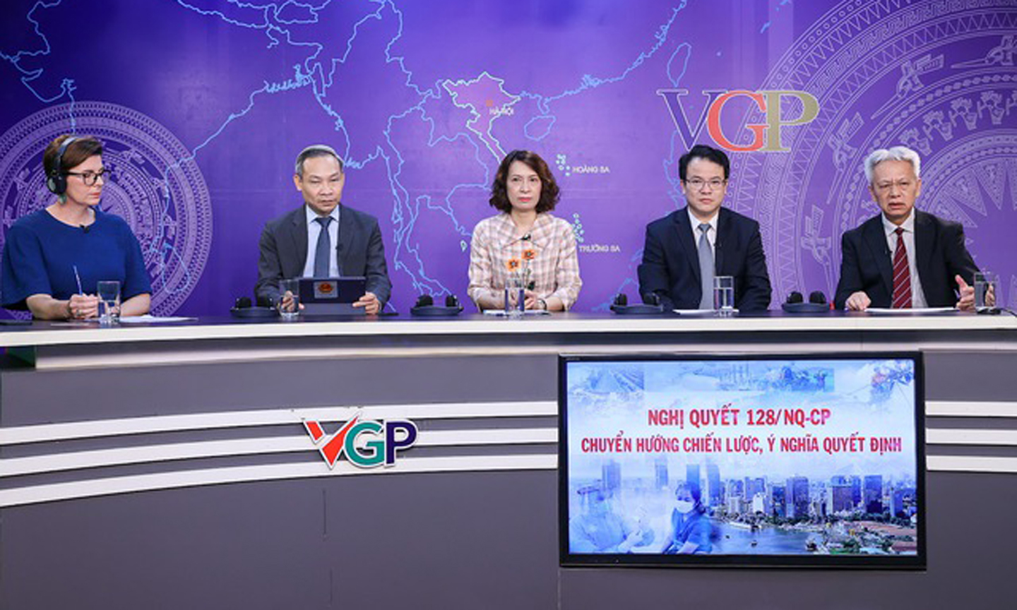 Các khách mời tham dự Tọa đàm (từ trái sang): TS Angela Pratt, Trưởng đại diện WHO tại Việt Nam; TS. Phan Đức Hiếu, Ủy viên Thường trực Ủy ban Kinh tế của Quốc hội; PGS.TS Nguyễn Thị Liên Hương, Thứ trưởng Bộ Y tế; ông Trần Quốc Phương, Thứ trưởng Bộ Kế hoạch và Đầu tư; TS. Nguyễn Sĩ Dũng, nguyên Phó Chủ nhiệm Văn phòng Quốc hội. (Ảnh: VGP/Nhật Bắc)