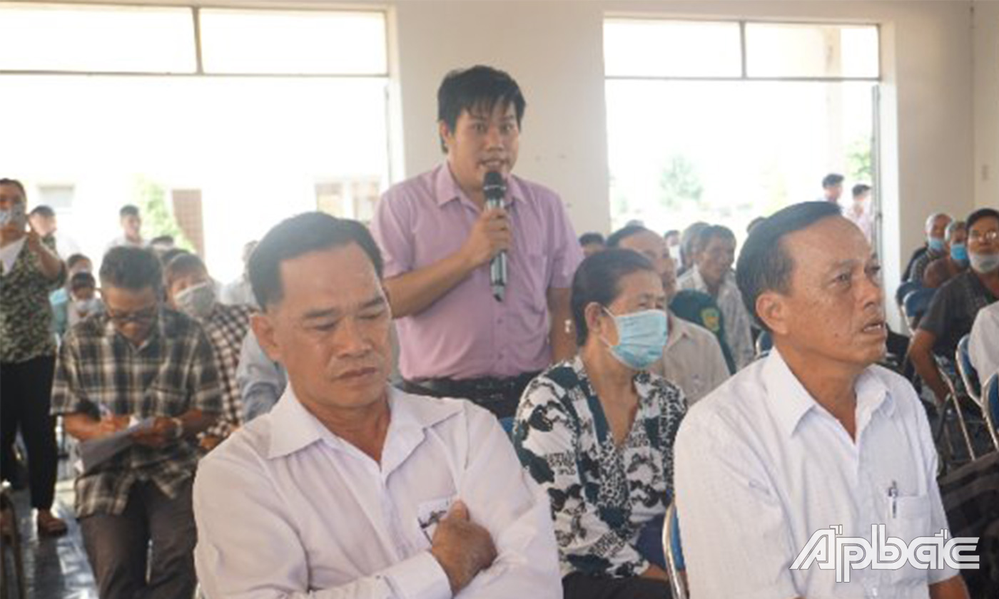 Cử tri huyện Châu Thành phát biểu ý kiến tại buổi tiếp xúc