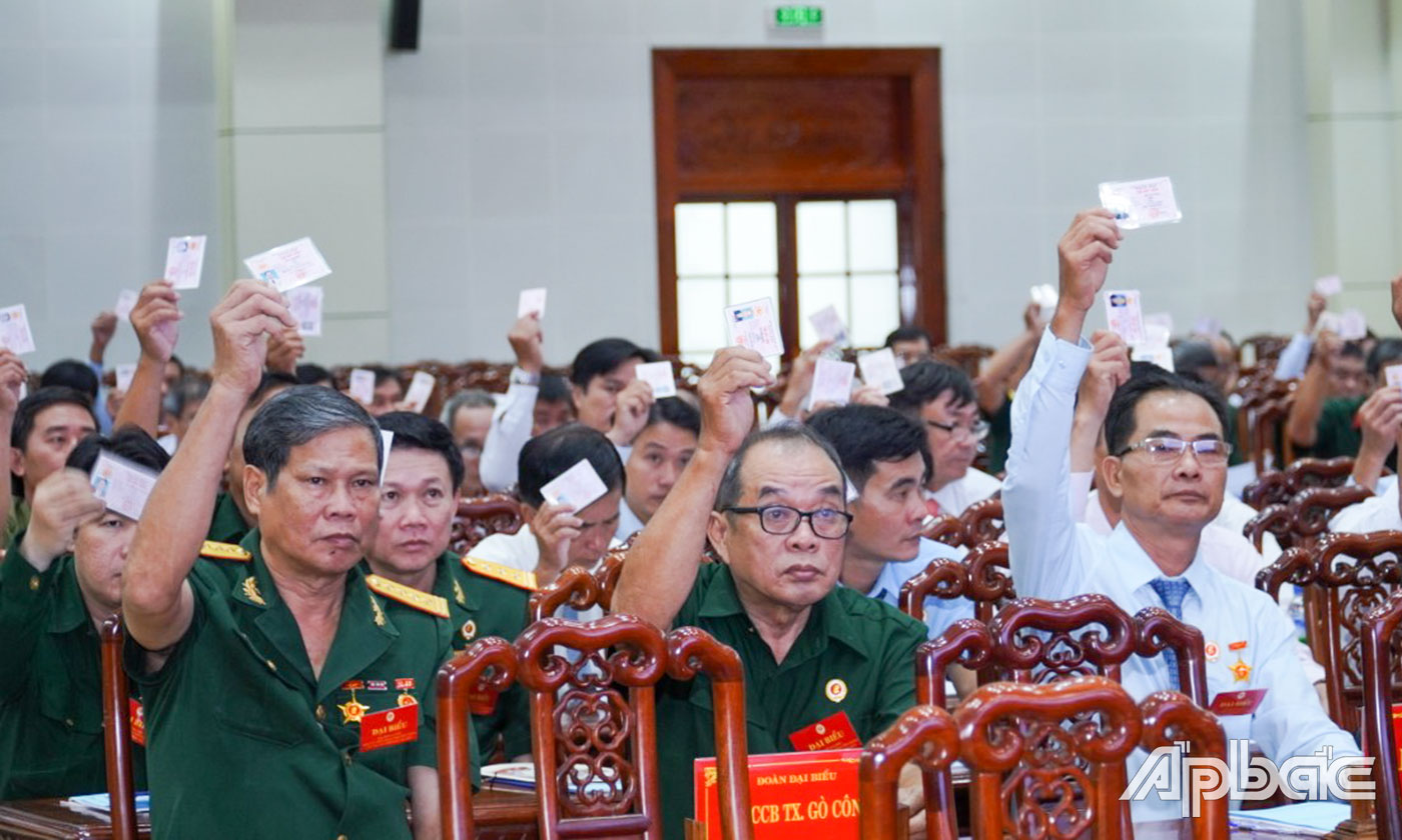 Đại biểu biểu quyết thông qua Chương trình và Quy chế làm việc của Đại hội.
