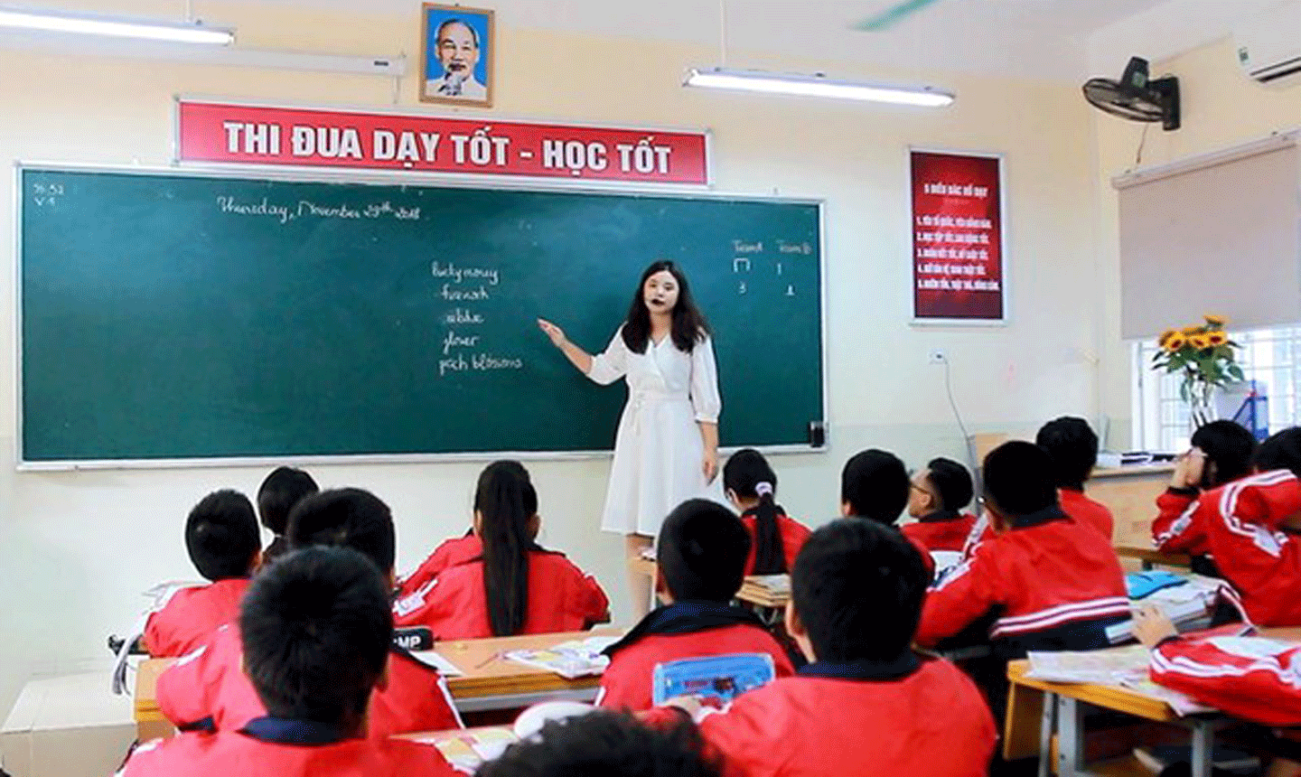 Ngành giáo dục thực hiện việc dự báo nhu cầu và xây dựng kế hoạch dài hạn để đào tạo giáo viên gắn với nhu cầu sử dụng, bảo đảm đủ về cơ cấu, số lượng, chất lượng