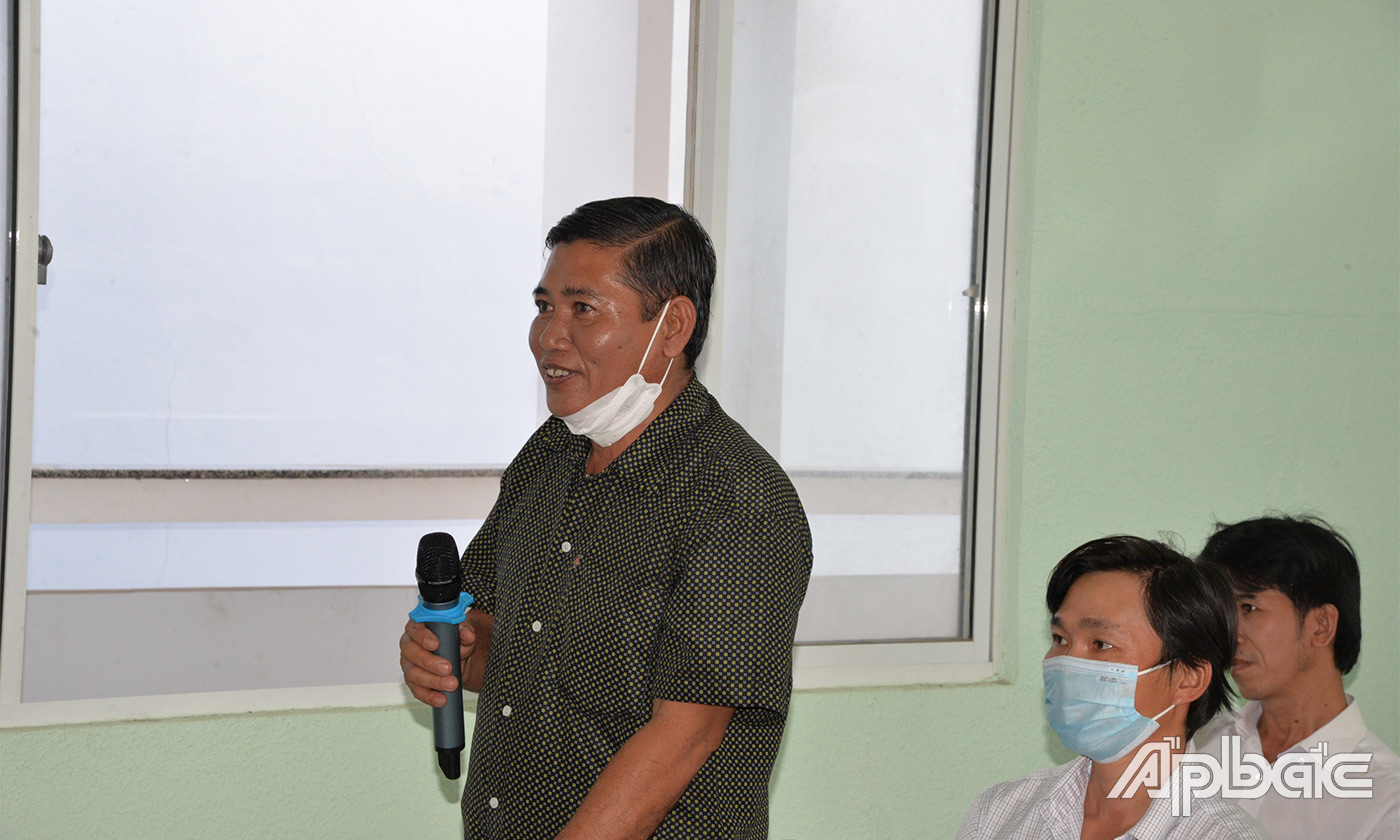 Cử tri huyện Châu Thành phát biểu ý kiến tại buổi tiếp xúc