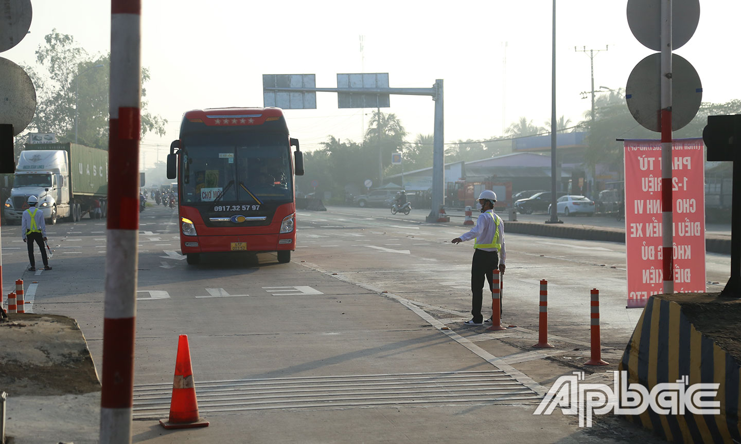 Lực lượng nhân viên BOT Cai Lậy nỗ lực điều tiết các phương tiện qua trạm.