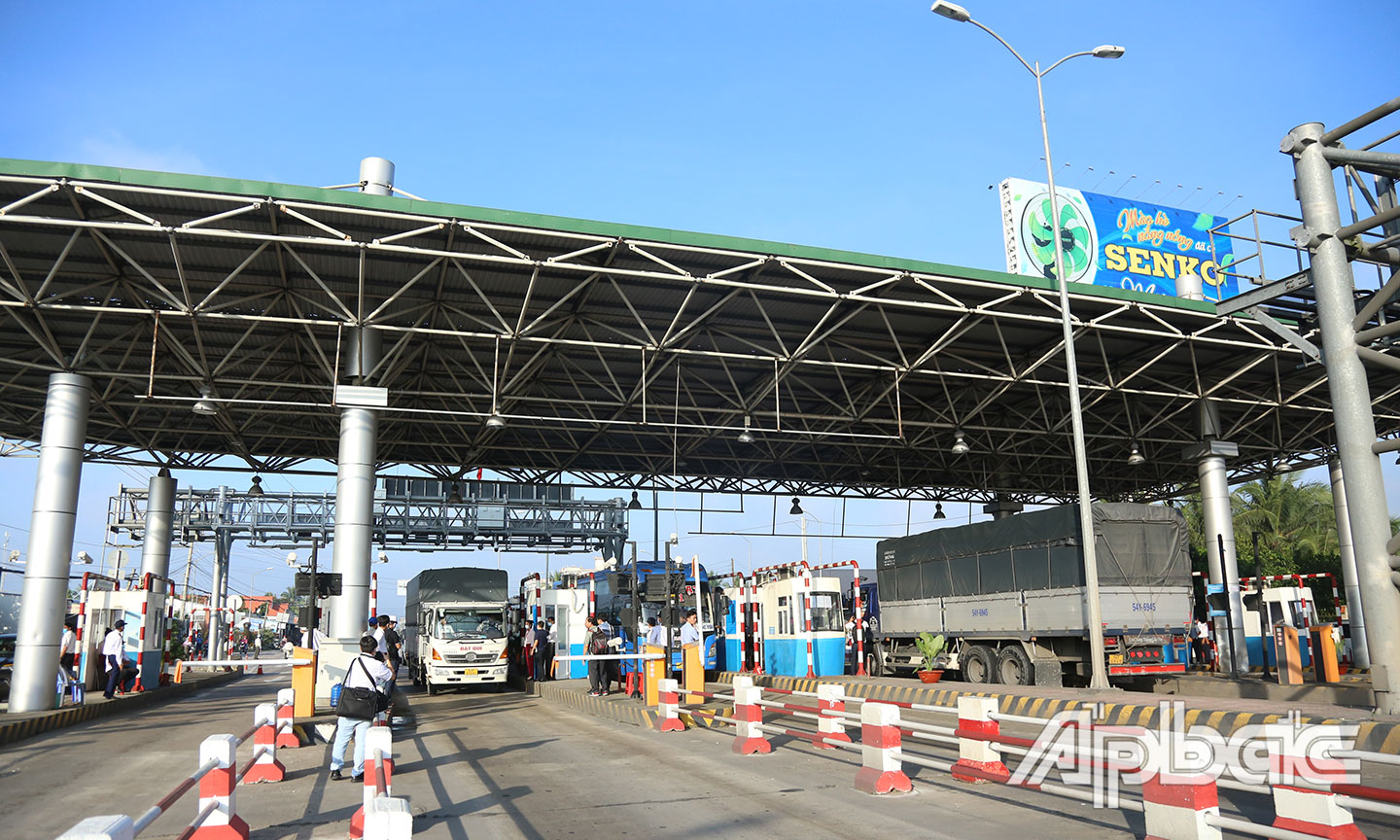 Những xe đầu tiền qua trạm.