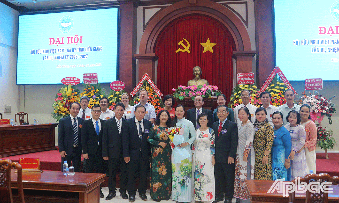 Đại biểu cùng Ban Chấp hành nhiệm kỳ 2022-2027 chụp ảnh lưu niệm tại Đại hội 