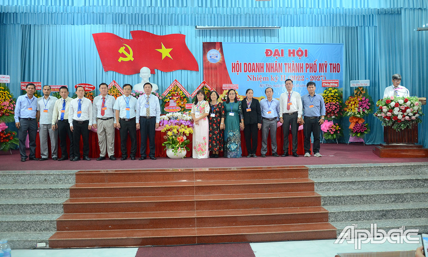 Ban Chấp hành Hội Doanh nhân TP. Mỹ Tho ra mắt đại hội.