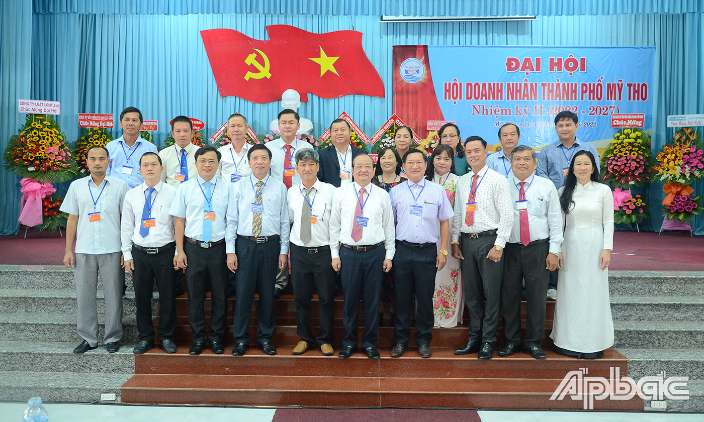 Các đại biểu chụp hình lưu niệm.