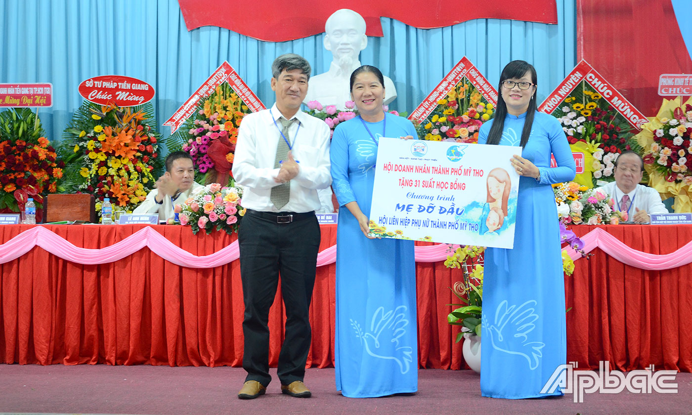 Trao tặng bảng tượng trưng học bổng trẻ em mồ côi do dịch Covid-19 trên địa bàn TP. Mỹ Tho.