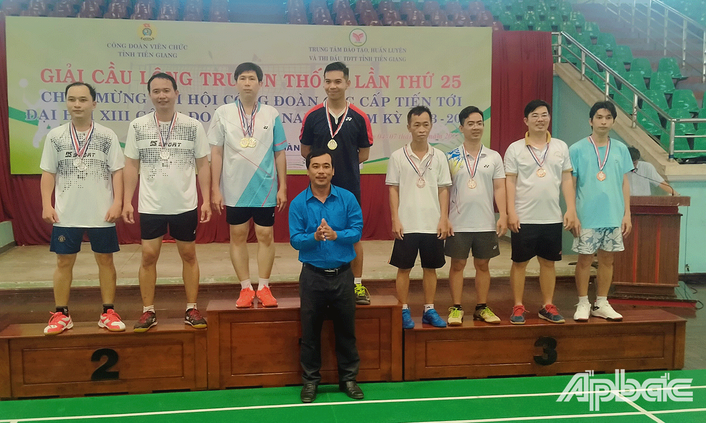 Ban tổ chức trao giải cho các đội đoạt giải 