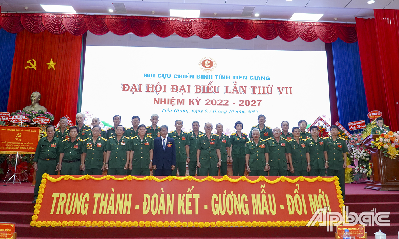 Ban Chấp hành Hội Cựu chiến binh tỉnh Tiền Giang khóa mới ra và đại biểu dự Đại hội đại biểu toàn quốc Hội CCB Việt Nam lần thứ VII (kể cả đại biểu dự khuyết) ra mắt và hứa hẹn tại Đại hội.