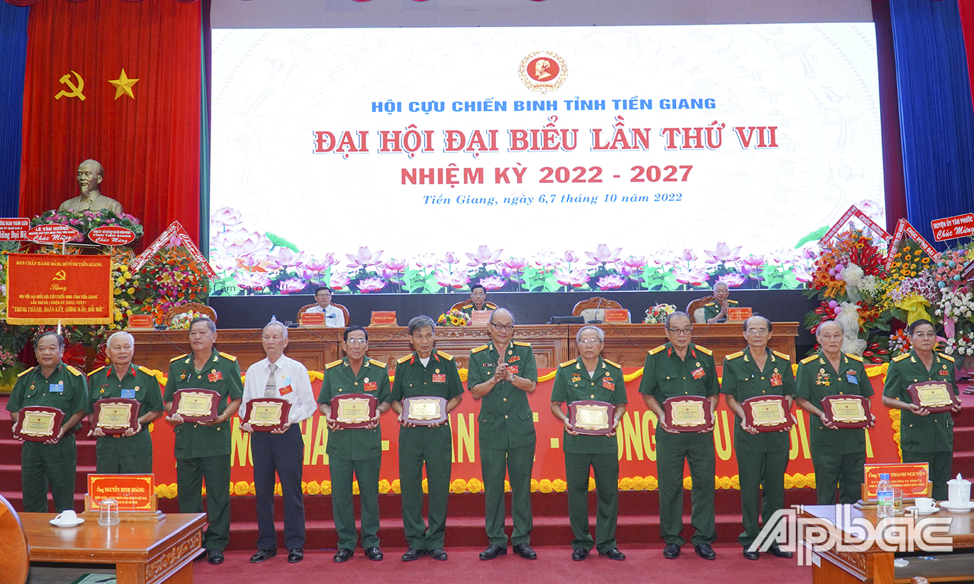 Hội CCB tỉnh trao Bằng khen cho các cá nhân, tập thể và tặng biểu trung cho các đồng chí cho các đồng chí không tái cử khóa mới.