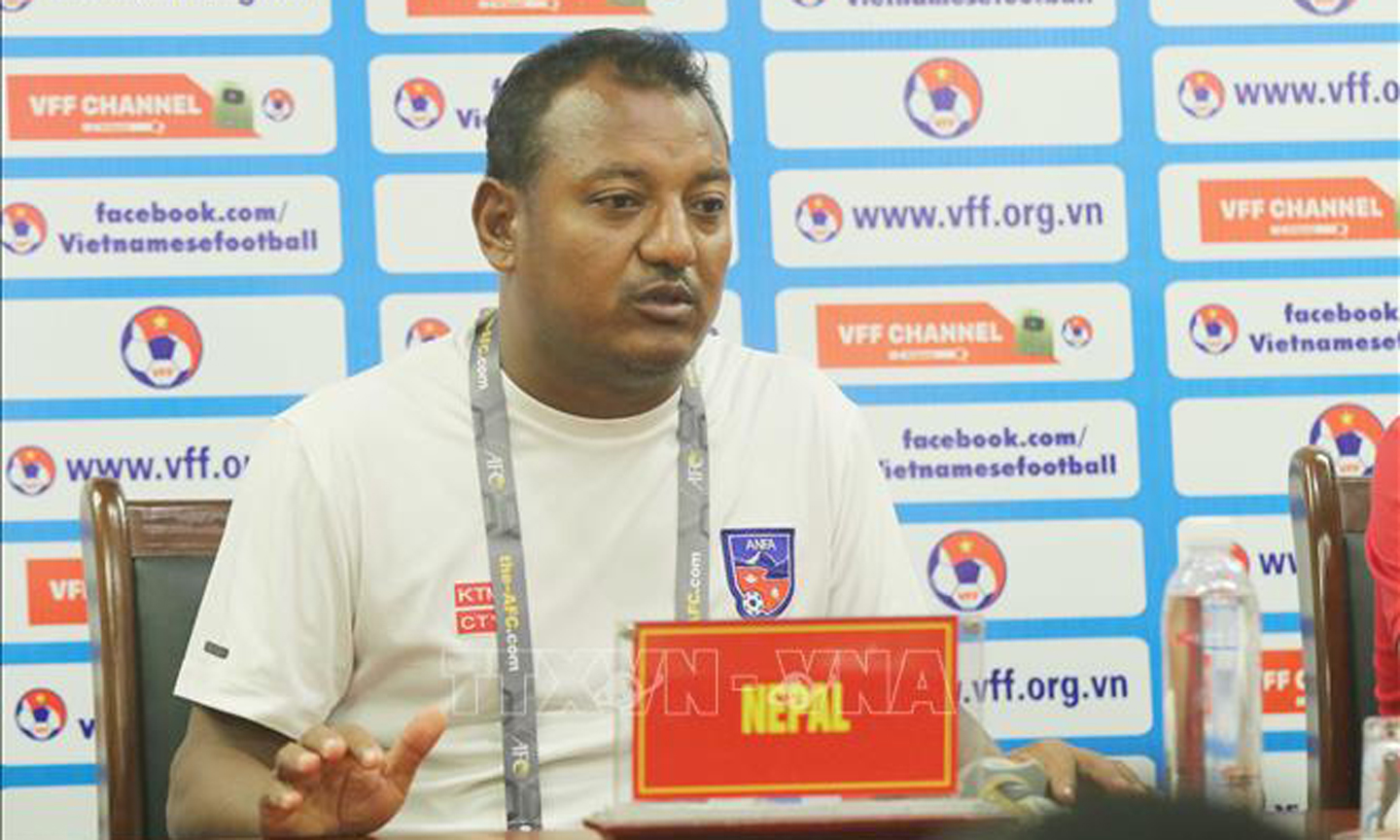 Huấn luyện viên trưởng U17 Nepal Urjan Shrestha trả lời các câu hỏi của phóng viên tại buổi họp báo sau trận đấu.