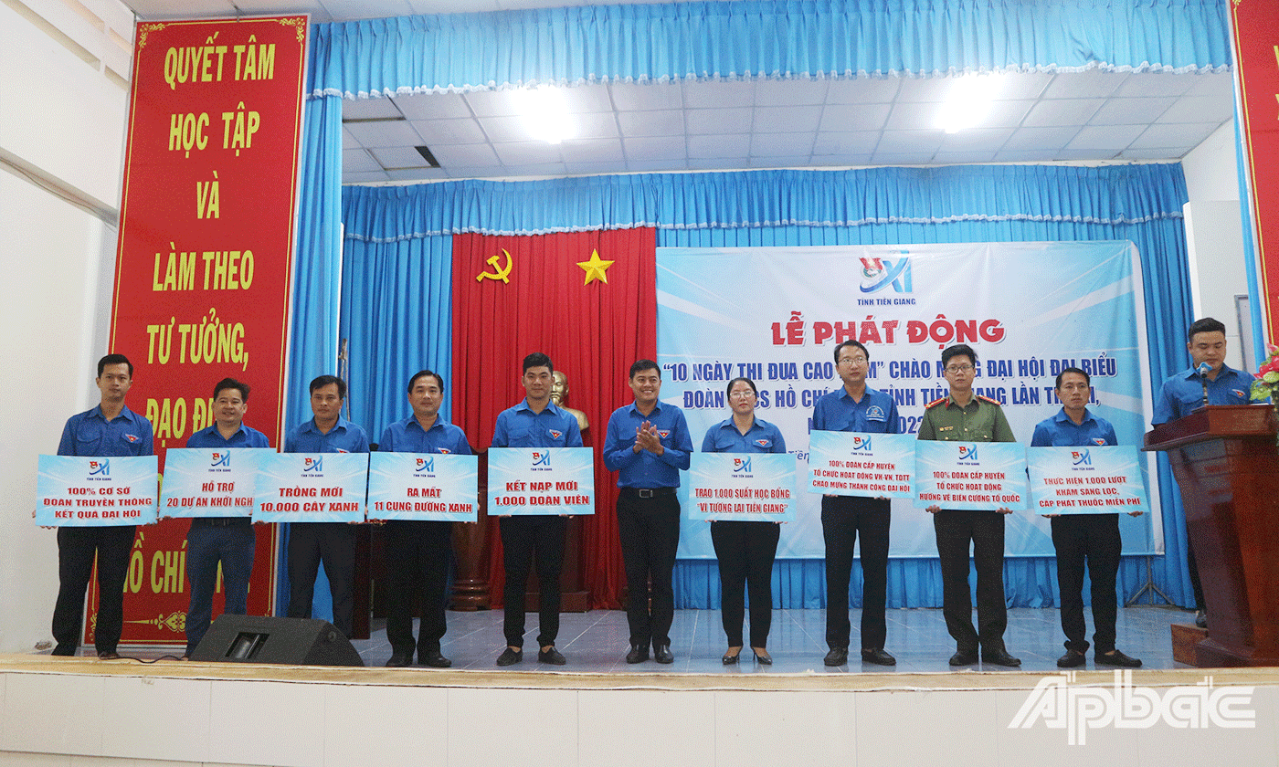 Đồng chí Nguyễn Quang Minh - Bí thư Tỉnh Đoàn Tiền Giang bảng tượng trưng  giao nhiệm vụ thực hiện các chỉ tiêu “10 ngày thi đua cao điểm” chào mừng Đại hội