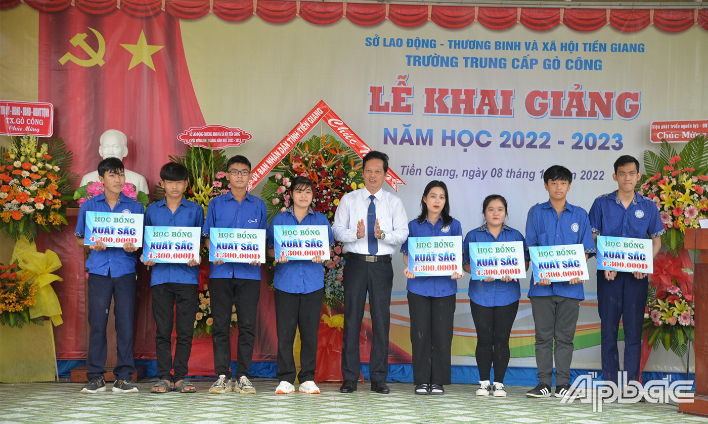Đồng chí Nguyễn Thành Diệu trao học bổng cho các em học sinh