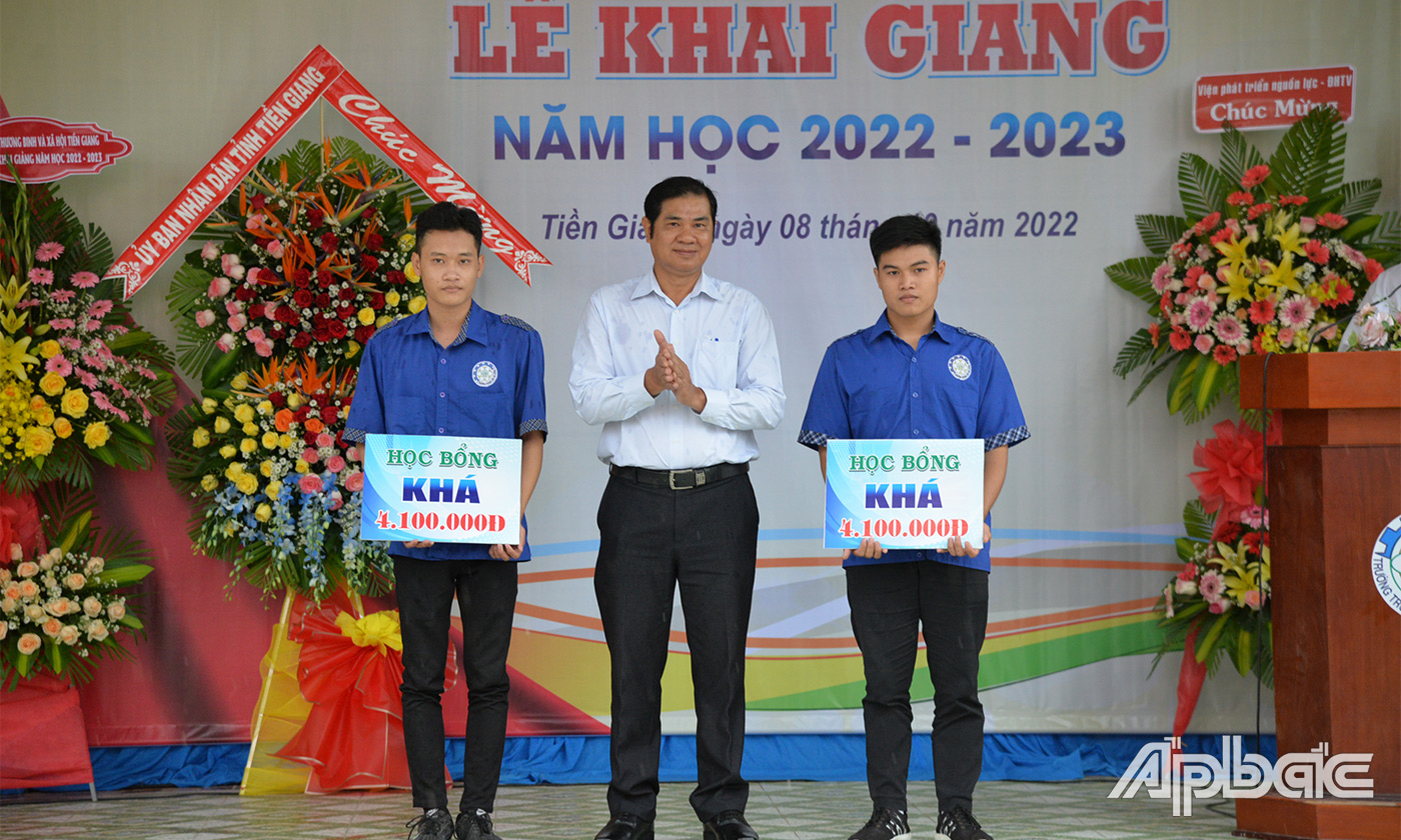 Trao học bổng cho học sinh tại buổi lễ