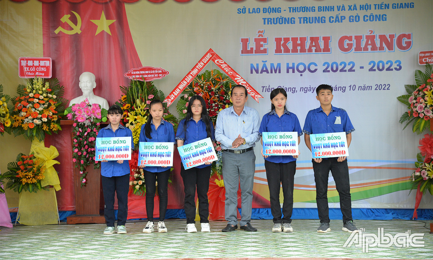 trao nhiều học bổng, xe đạp cho học sinh vượt khó học tốt.