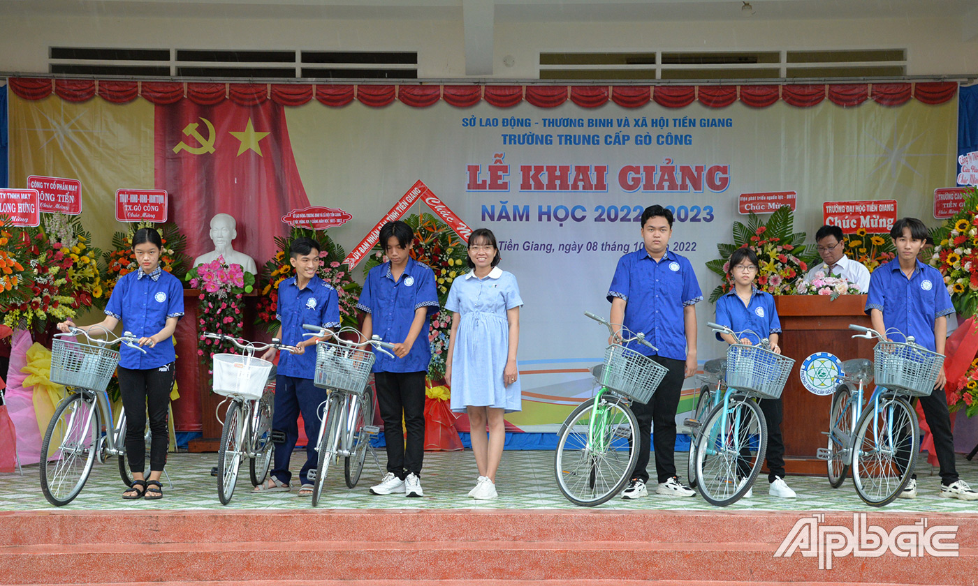 trao nhiều học bổng, xe đạp cho học sinh vượt khó học tốt.