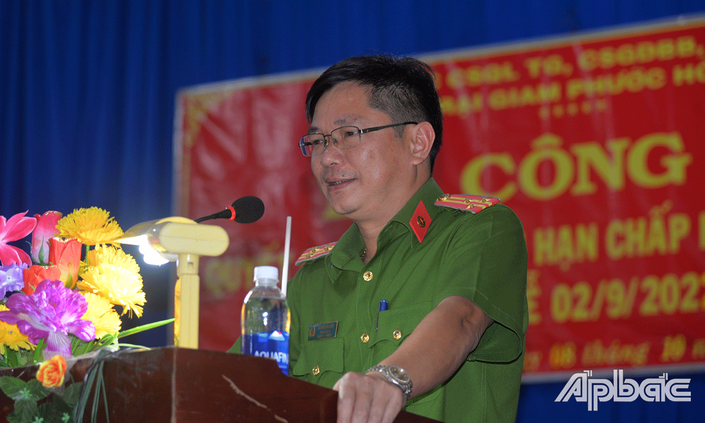 Thượng tá Vũ Văn Phượng, Phó Giám thị Trại giam Phước Hòa phát biểu tại buổi lễ.