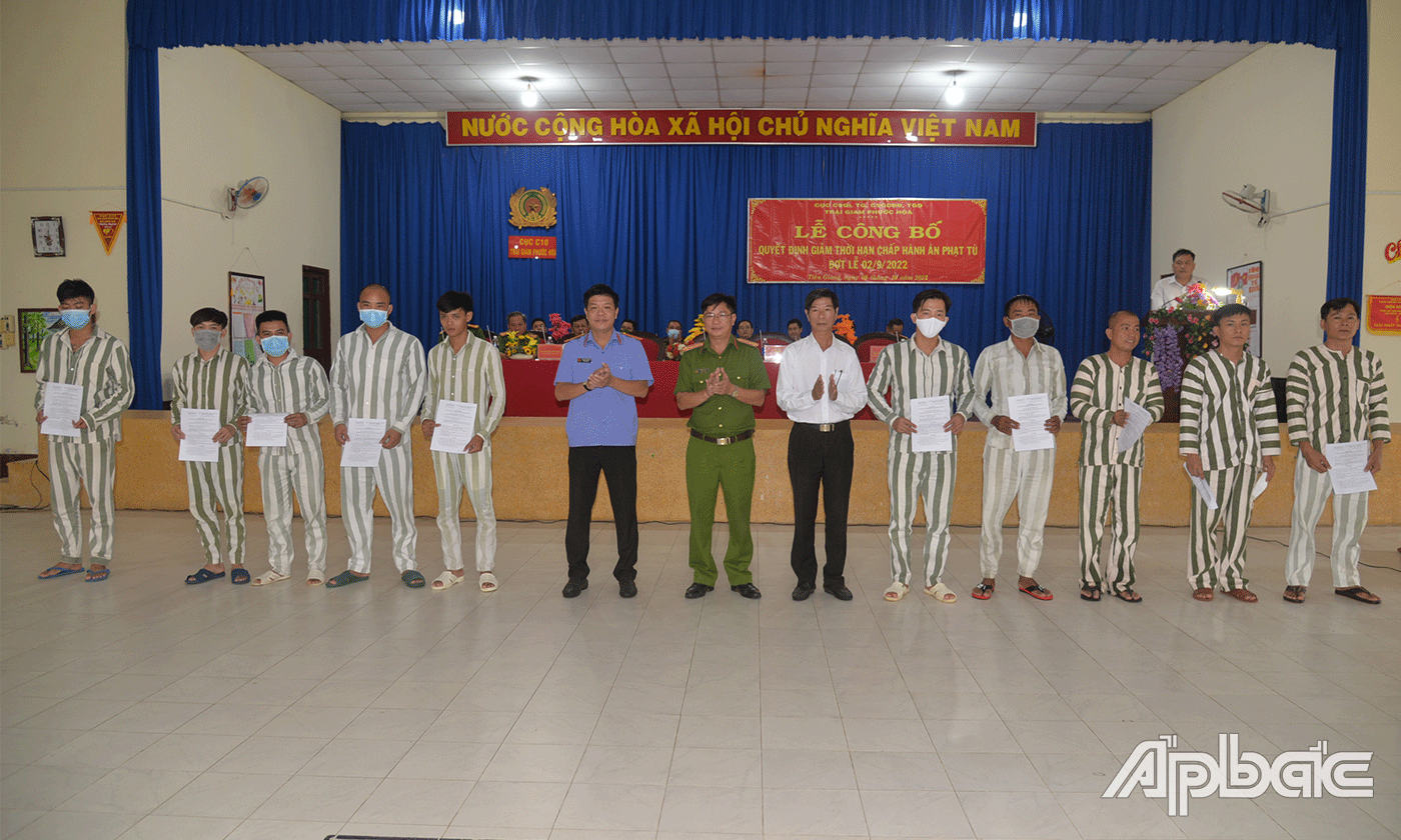 Trao quyết định cho đại diện 77 phạm nhân được giảm hết thời hạn chấp hành án phạt tù còn lại.