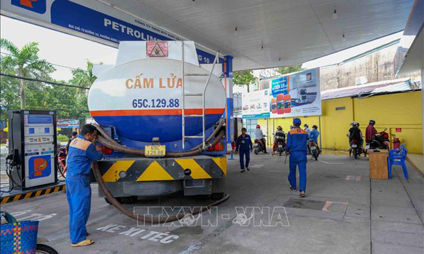Cửa hàng Xăng dầu số 10 (Petrolimex Tây Nam Bộ) nằm trên đường 3-2, quận Ninh Kiều, TP Cần Thơ nhập hàng trong chiều 31/8. Ảnh minh họa: Thanh Liêm/TTXVN