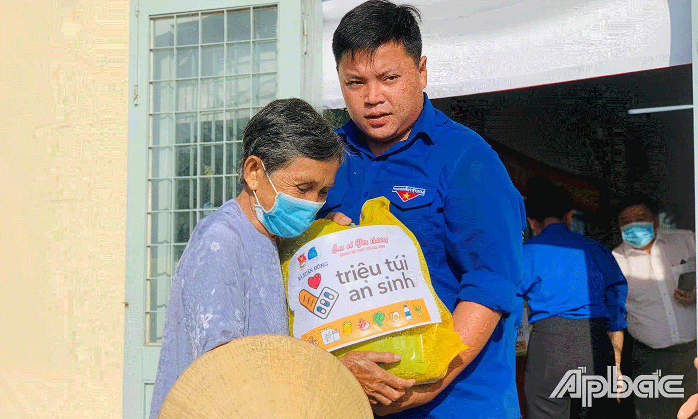 Anh Triều tận tay trao những phần quà cho người dân khó khăn.