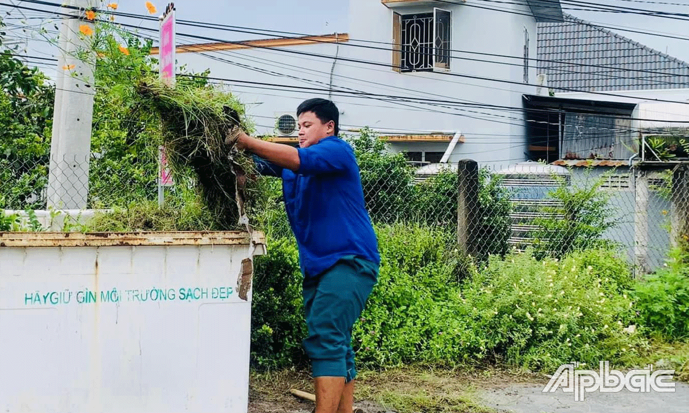 Anh Triều thường xuyên cùng đoàn viên thanh niên trong ấp, xã ra quân vệ sinh môi trường.