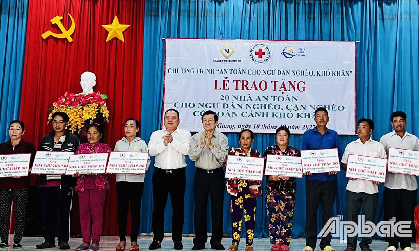 Đồng chí Trương Tấn Sang trao bảng tượng trưng Nhà An toàn cho các ngư dân, hộ dân có hoàn cảnh khó khăn ở TX. Gò Công.