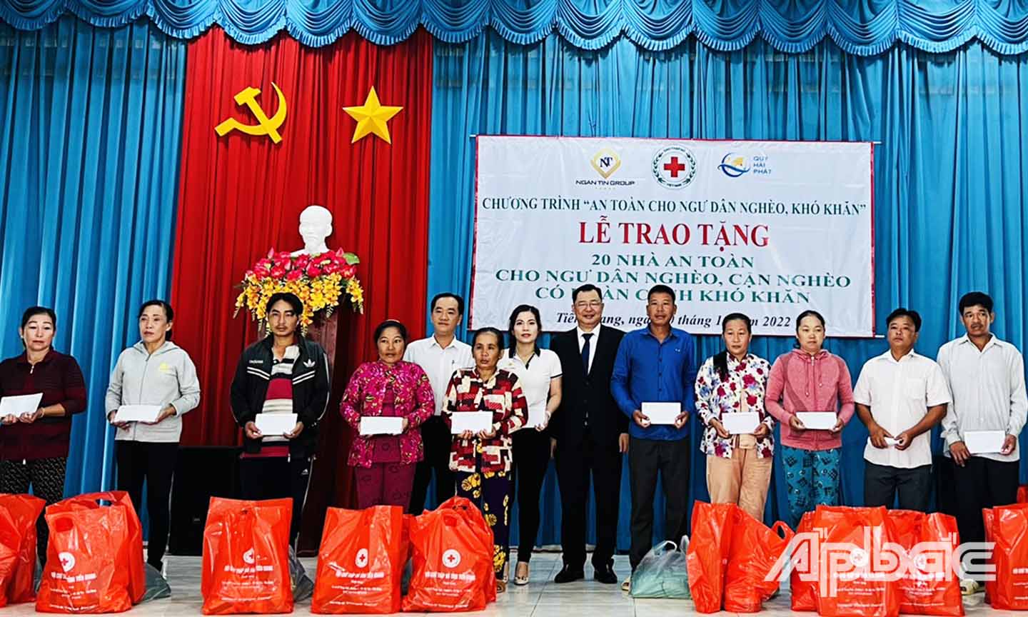 Dịp này, Đoàn Công tác đã tặng 20 phần quà cho các hộ dân, ngư dân có hoàn cảnh khó khăn tại TX. Gò Công.