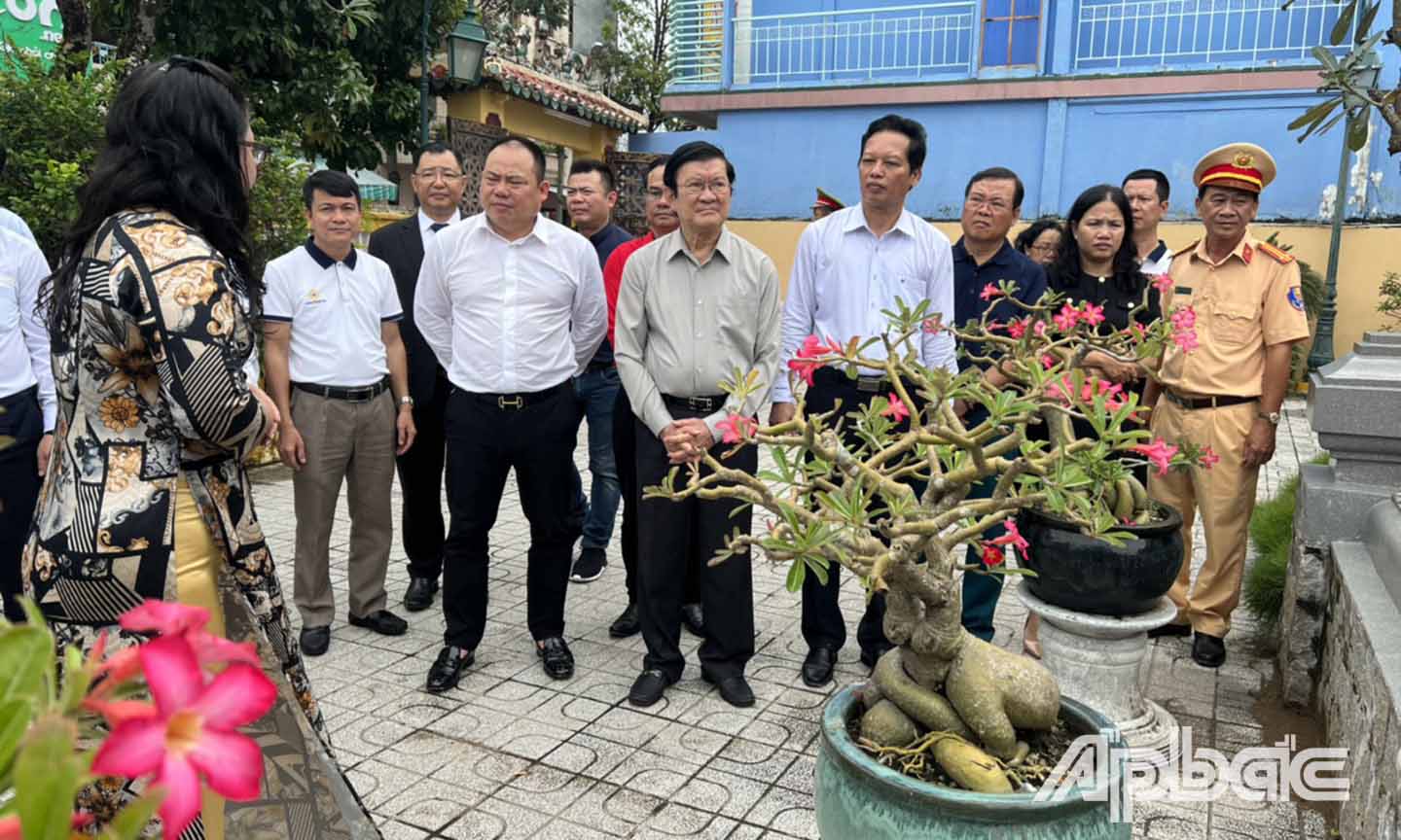 Đoàn đến viếng và thắp hương tưởng niệm tại Đền thờ Anh hùng Dân tộc Trương Định.