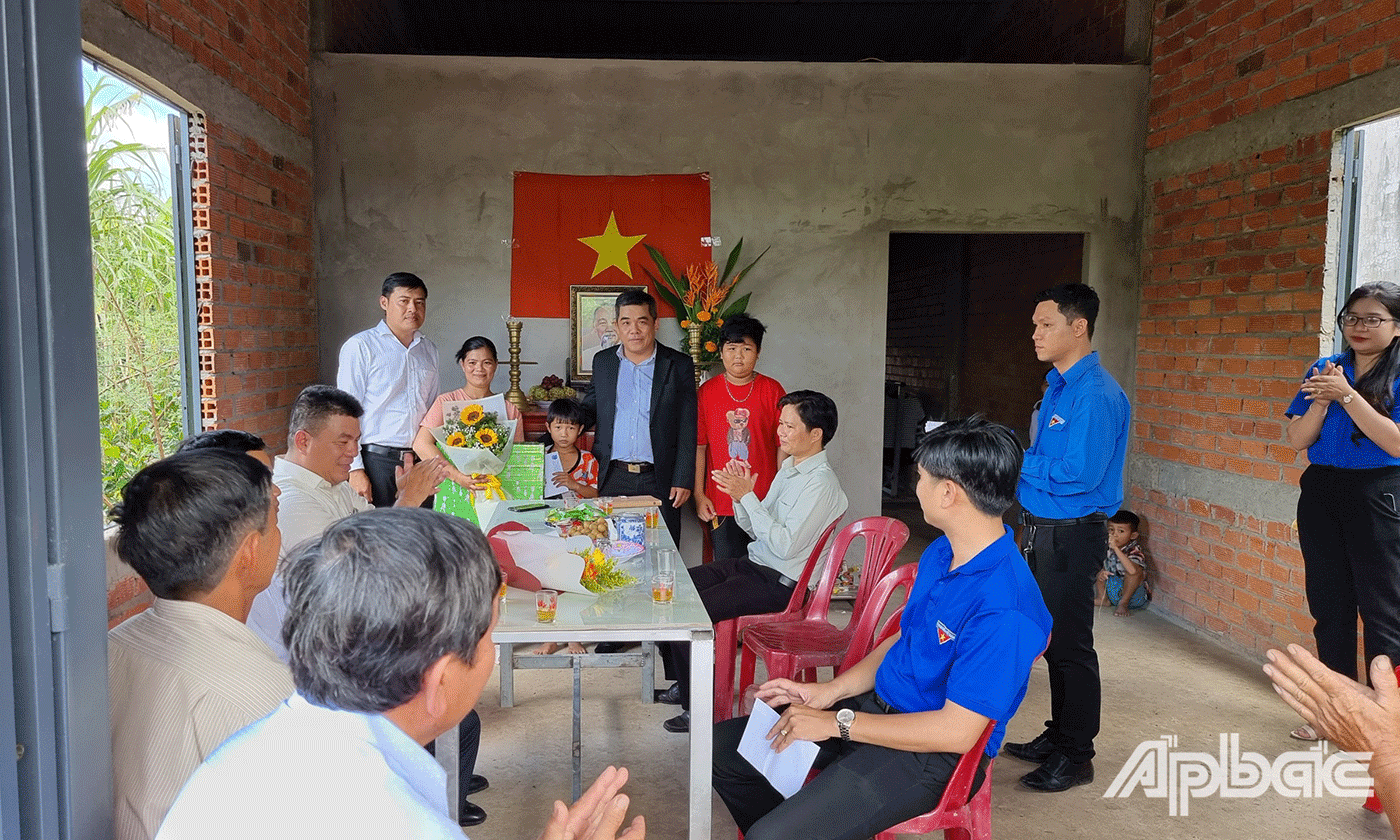 Tỉnh đoàn Tiền Giang bàn giao nhà tình bạn cho học sinh có hoàn cảnh khó khăn về nhà ở