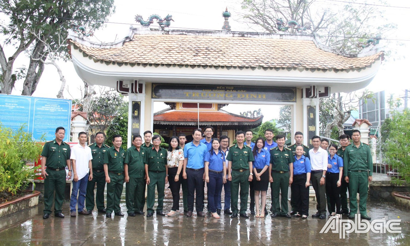 Chụp hình lưu niệm với các cán bộ, chiến sĩ biên phòng Đồn Biên phòng Kiểng Phước tại Đền Thờ Trương Định .