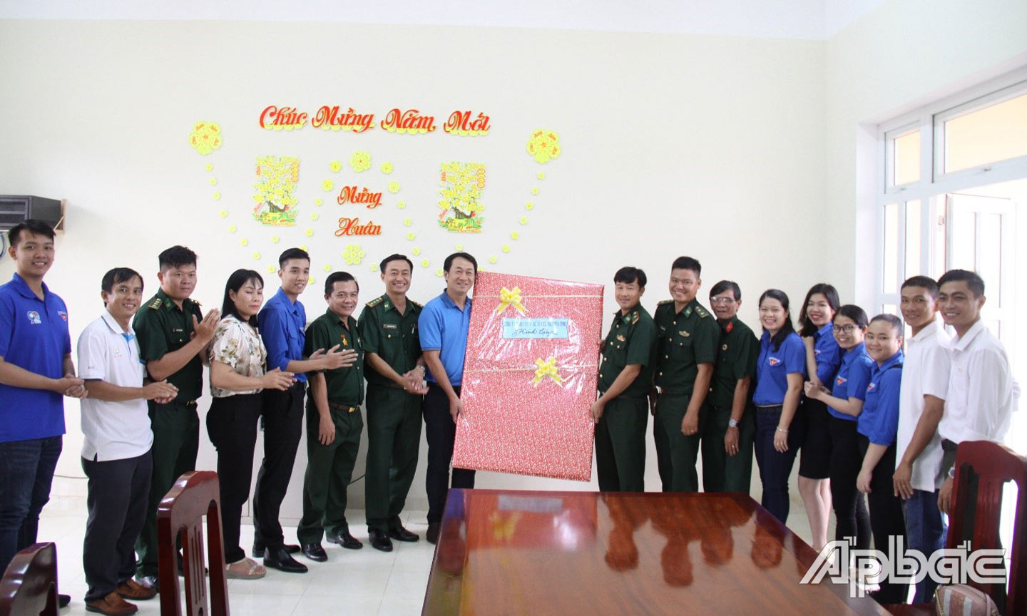 Đoàn đến giao lưu và tặng quà Đồn Biên phòng Kiểng Phước.
