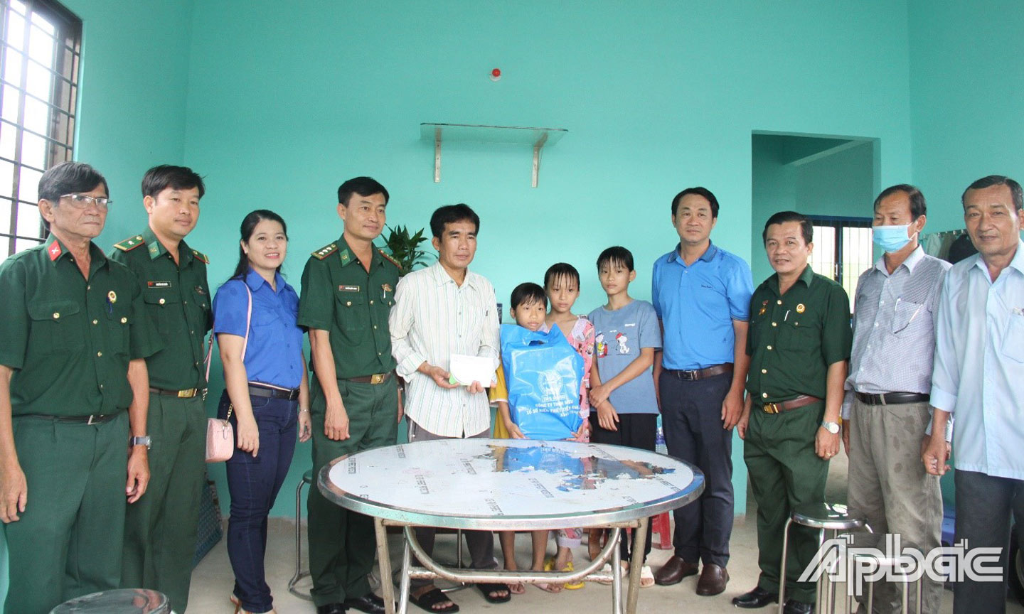 Nhân dịp này, Đoàn đã đến thăm và hỗ trợ cho 1 trường hợp gia đình khó khăn 5 triệu đồng. 