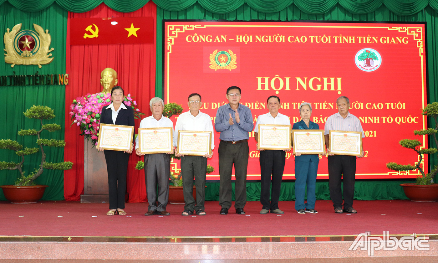 Đồng chí Đỗ Tấn Hùng, Ủy viên Ban Thường vụ, Trưởng Ban Dân vận Tỉnh ủy Tiền Giang trao tặng Bằng khen cho các cá nhân có nhiều thành tích xuất sắc trong Phong trào TDBVANTQ giai đoạn 2016 – 2021.  