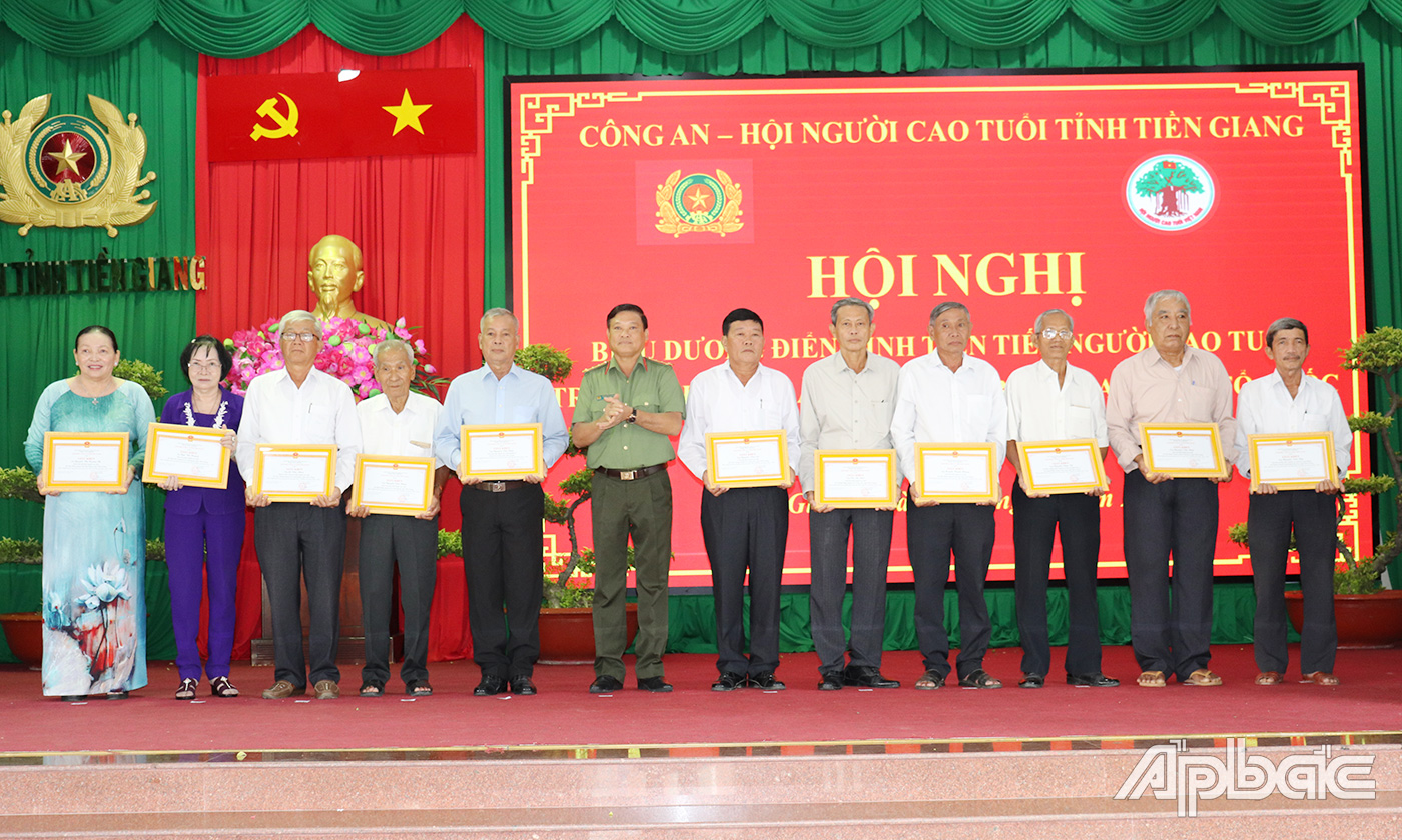 Đại tá Phan Văn Trảng, Phó Giám đốc Công an tỉnh Tiền Giang trao Giấy khen của Giám đốc Công an tỉnh cho các các cá nhân có nhiều thành tích xuất sắc trong Phong trào TDBVANTQ giai đoạn 2016 – 2021.   