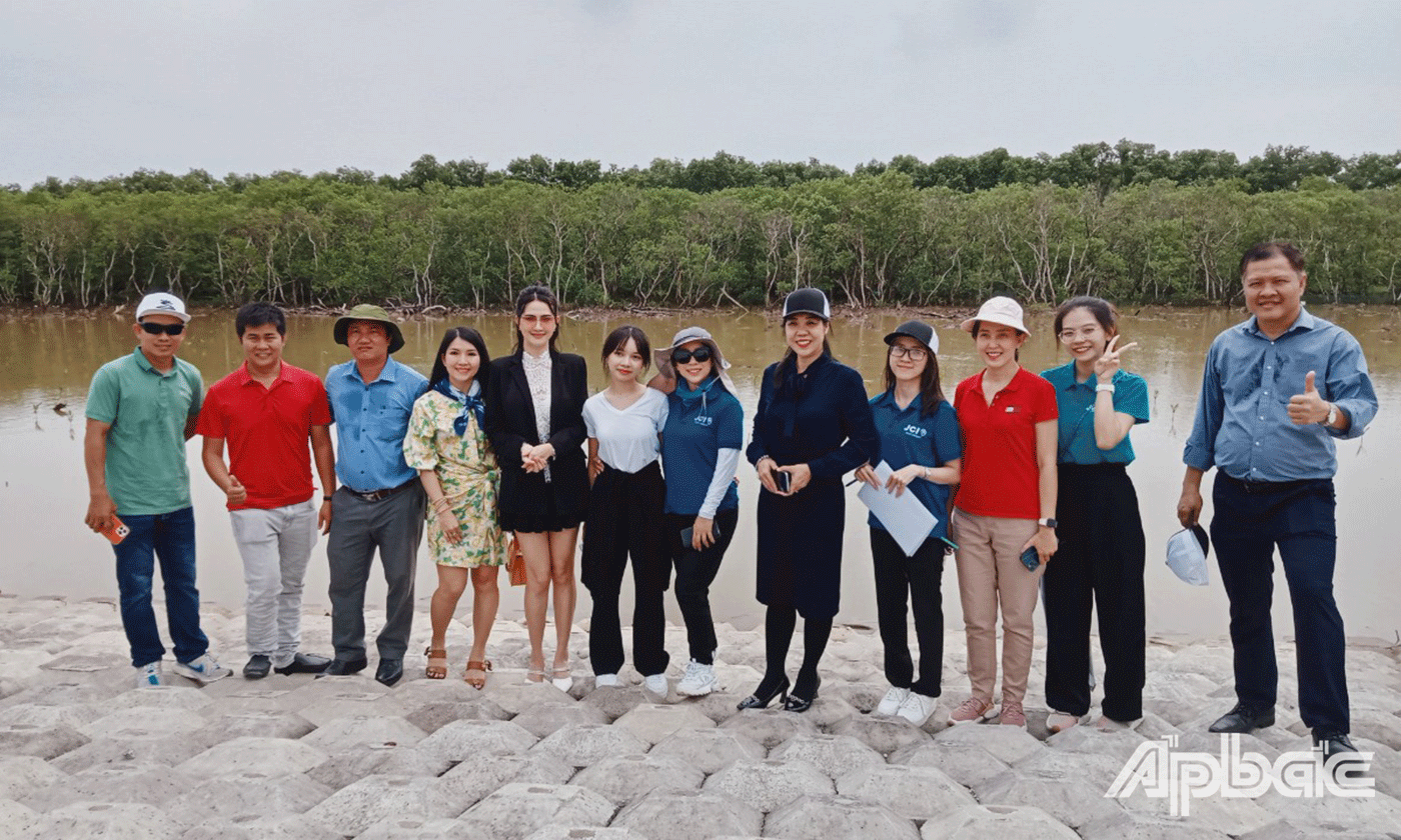 Câu lạc bộ Doanh nhân trẻ thế giới tại Việt Nam (JCI Việt Nam) phối hợp với đơn vị thi công trồng rừng - Doanh nghiệp tư nhân Nguyễn Hoà Mai tổ chức nghiệm thu giai đoạn 1 dự án trồng rừng Đước thích ứng biến đổi khí hậu Blue &Green.