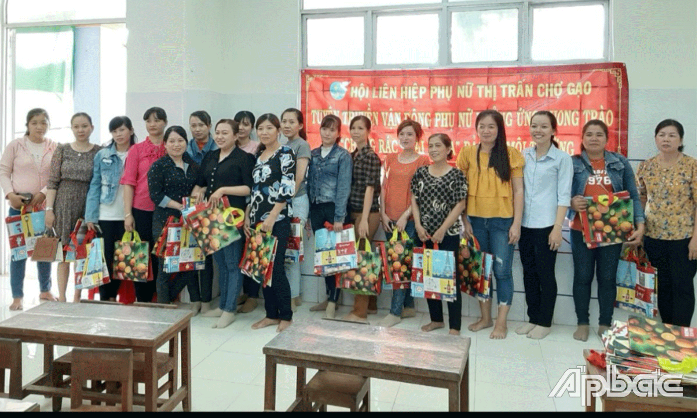 Chị Thanh Thảo (thứ 3 từ phải qua) tích cực phát động các phòng trào Hội phụ nữ.