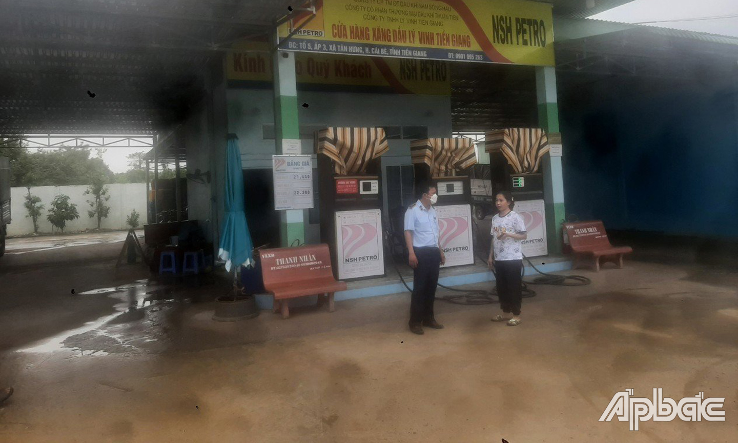 Lực lượng Quản lý thị trường kiểm tra tình hình kinh doanh xăng dầu.