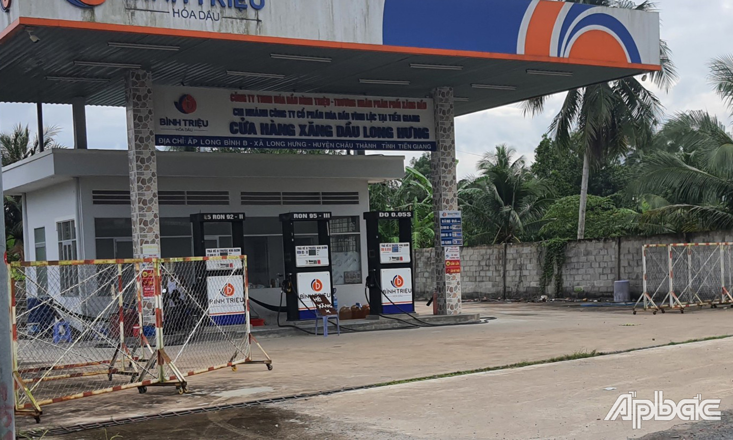 Một số cửa hàng gặp khó khăn về nguồn hàng xăng, dầu. 9Ảnh chụp chiều ngày 11-10).